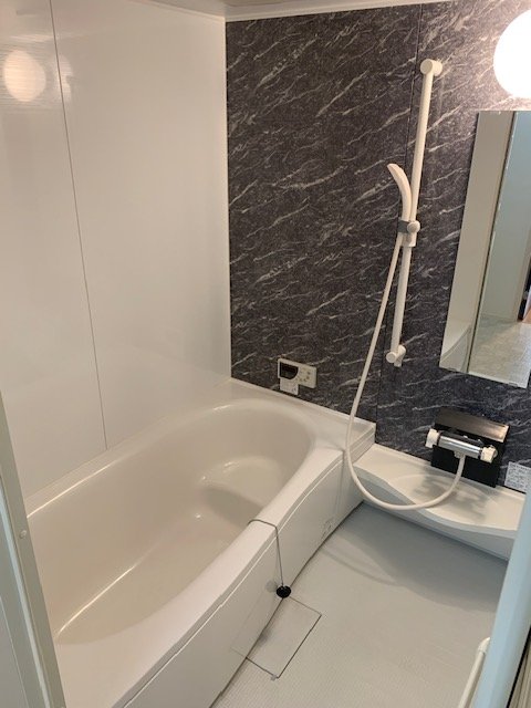 バス・シャワールーム　１坪タイプのお風呂で足をゆったり伸ばして入れますよ