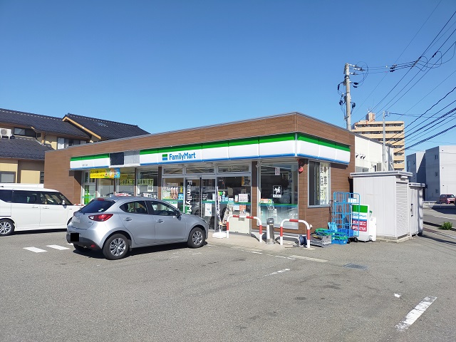 コンビニ　ファミリーマート金沢二口店（コンビニ）まで293m