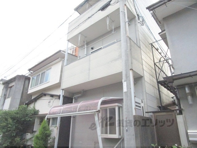 京都市北区紫野西野町のアパートの建物外観