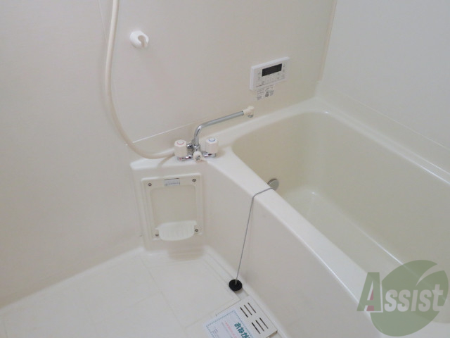 バス・シャワールーム　バスルームは狭すぎず、シャワーも浴びやすそうです。
