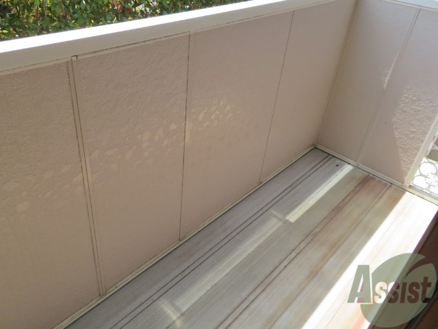 バルコニー　バルコニーは洗濯物がはかどりそうな広さがありますよ。