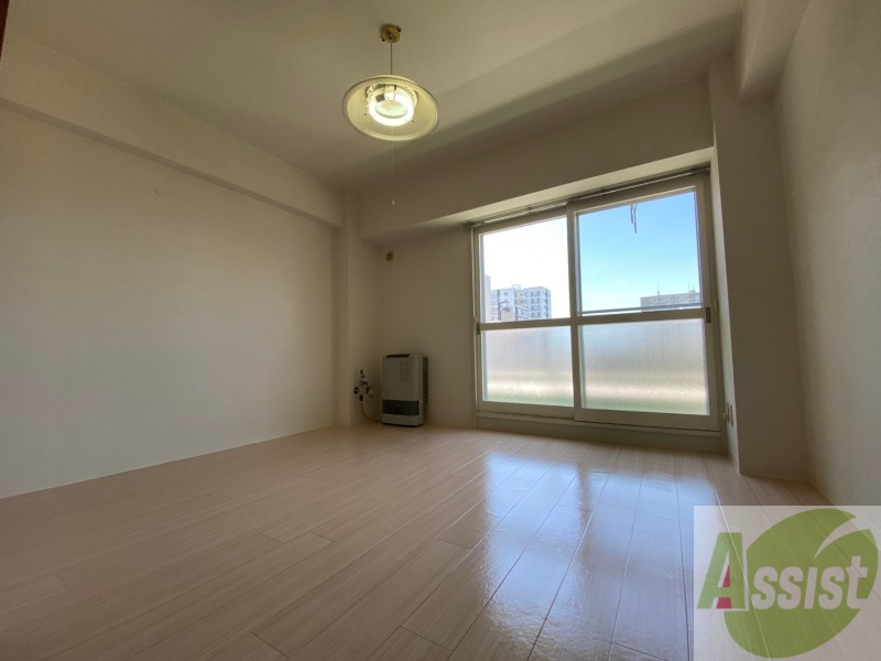 居室・リビング　リビングです。窓が大きくて明るいですね！