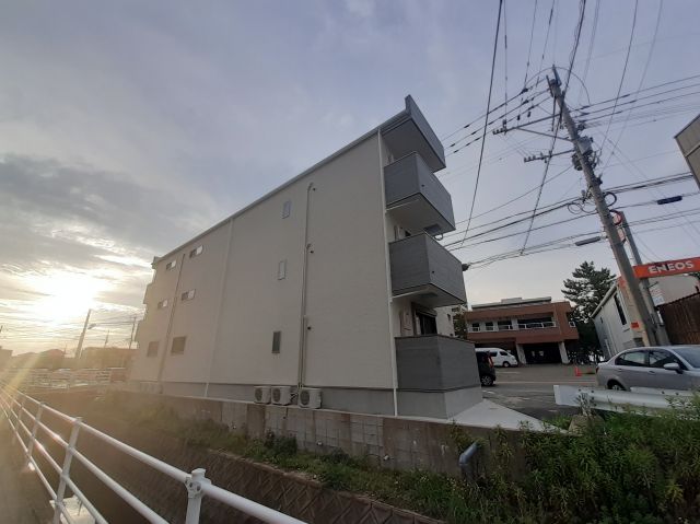 【福岡市西区今宿駅前のアパートの建物外観】