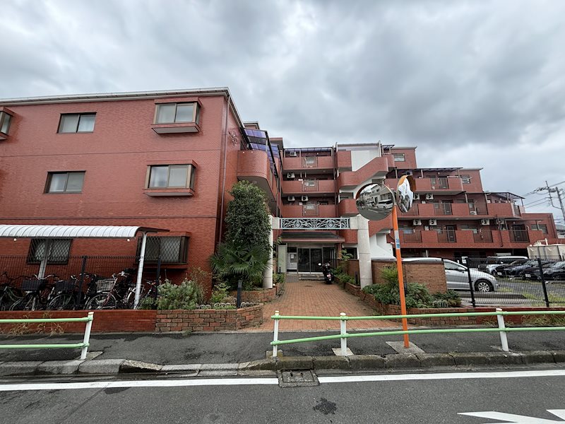 調布市緑ケ丘のマンションの建物外観