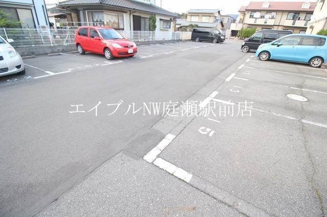 【プレジール花みずき　B棟の駐車場】