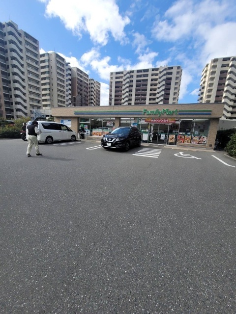 【福岡市東区香椎照葉のマンションのコンビニ】