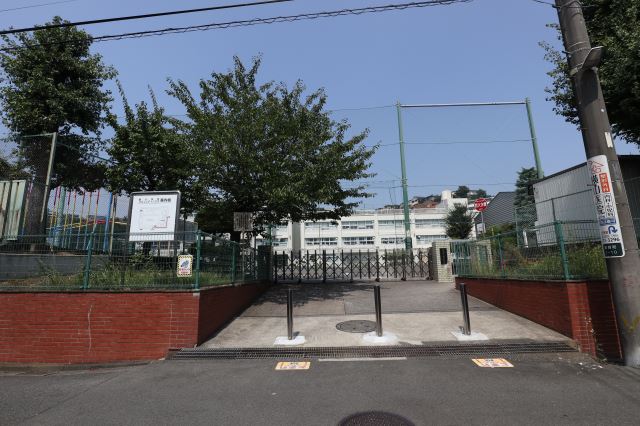 【グリーンライベックス峰岡の小学校】