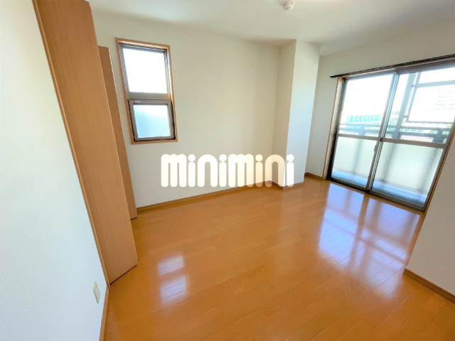 その他部屋・スペース　２面採光で明るい洋室