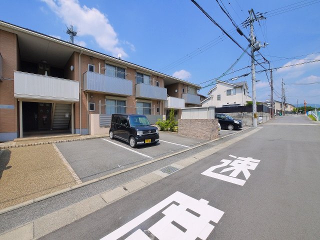 【奈良市八条のアパートの駐車場】