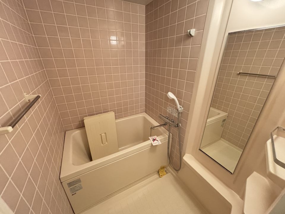 バス・シャワールーム　浴室鏡付きです