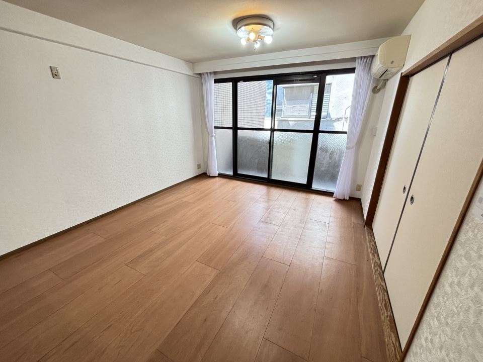 居室・リビング　上下２収納、天袋もあります