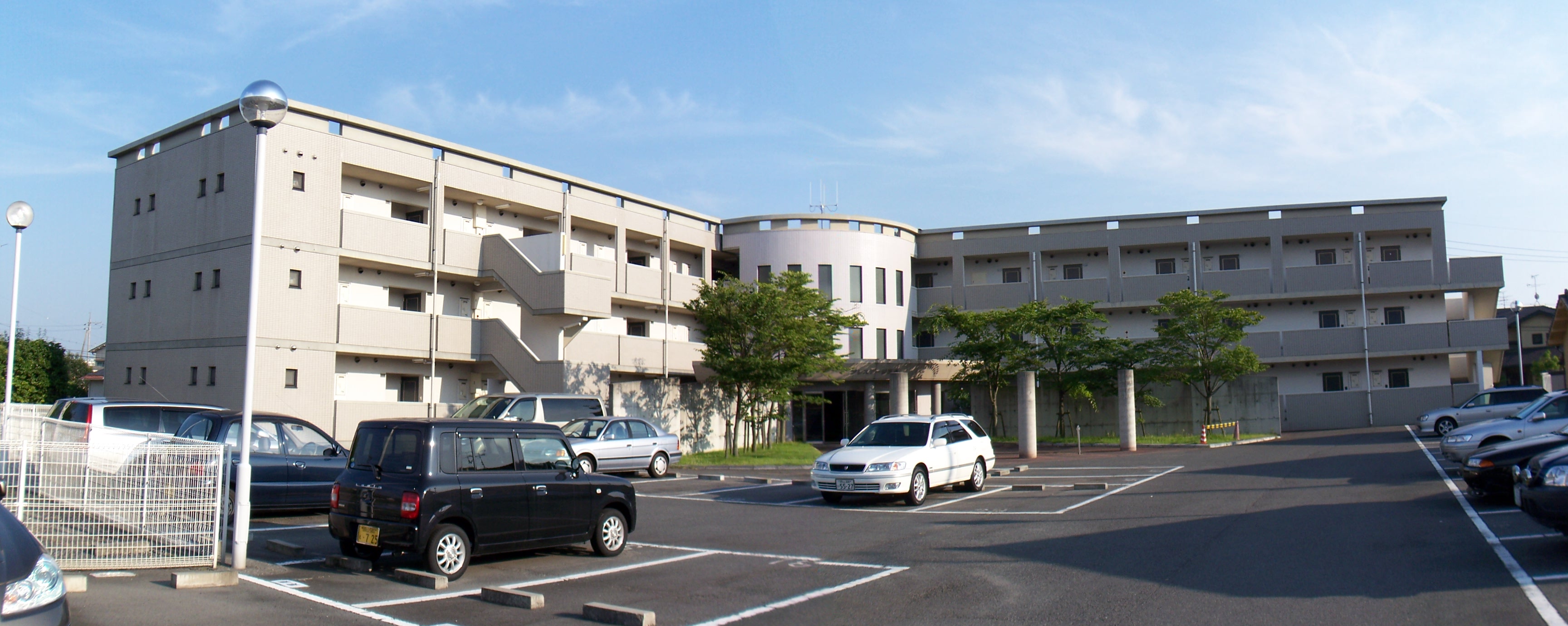 【岡山市中区高島新屋敷のマンションの建物外観】