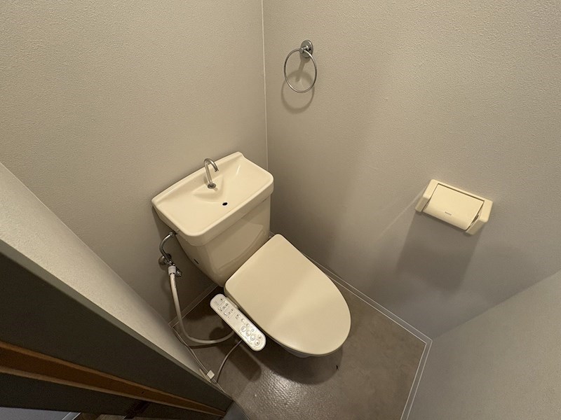 トイレ　温水洗浄便座も付いて清潔なトイレ