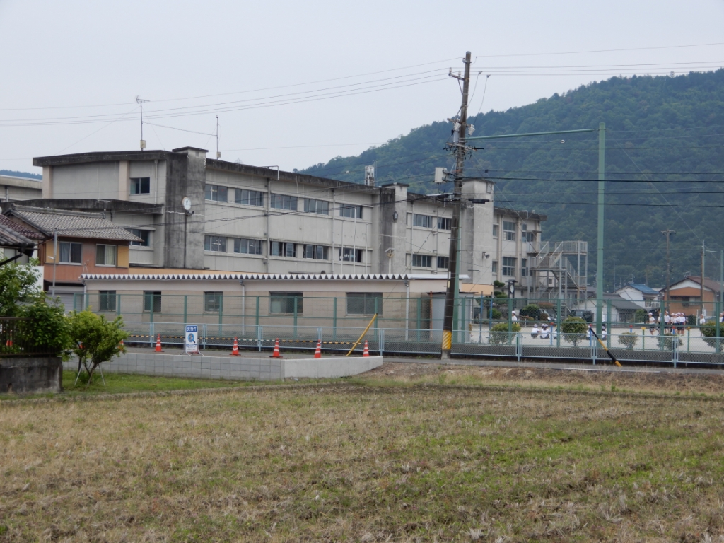 小学校　岐阜市立岩野田小学校（小学校）まで664m