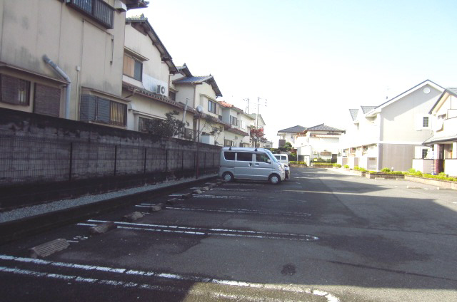 【阪南市下出のアパートの駐車場】