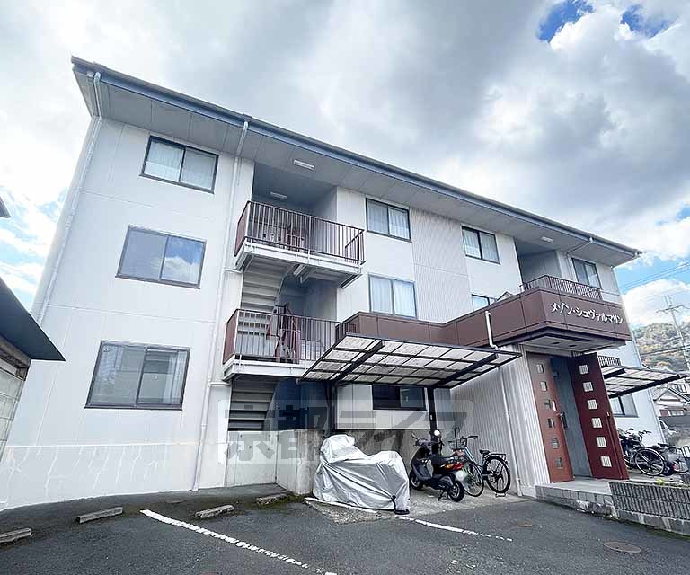 亀岡市大井町小金岐のアパートの建物外観