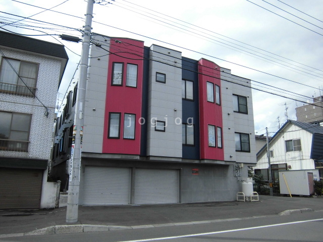 札幌市西区西町北のアパートの建物外観