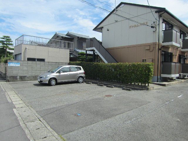 【鳴門市撫養町立岩のアパートの駐車場】