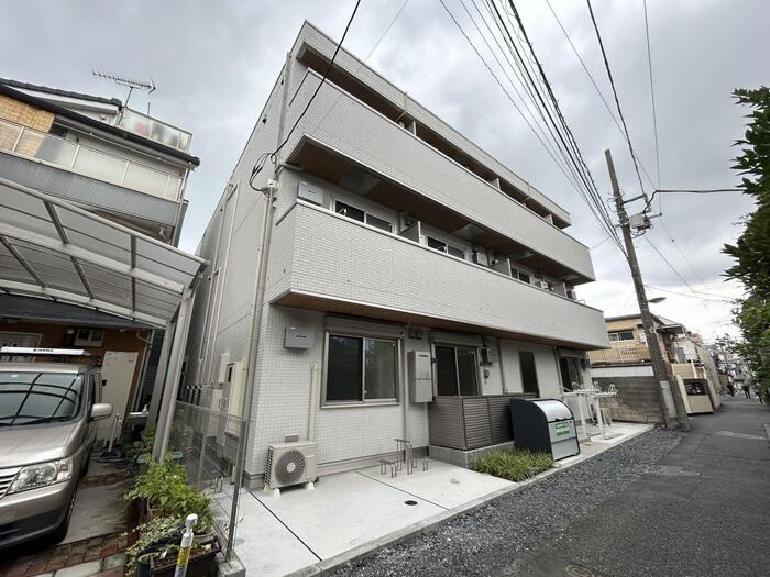 荒川区東日暮里のアパートの建物外観