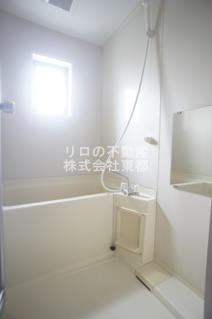 バス・シャワールーム　窓付きのバスルーム♪換気もできて気持ちいいですね♪