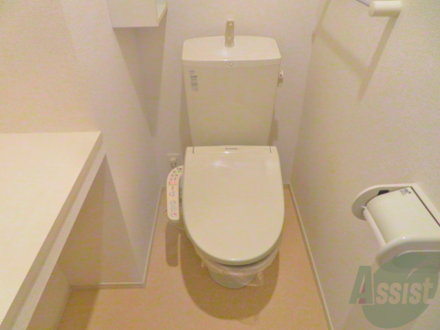 トイレ　嬉しいウォシュレット機能付きです。便利ですね。
