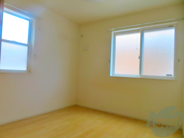 その他部屋・スペース　寝室も白を基調としたお部屋でオシャレな作りになっています。