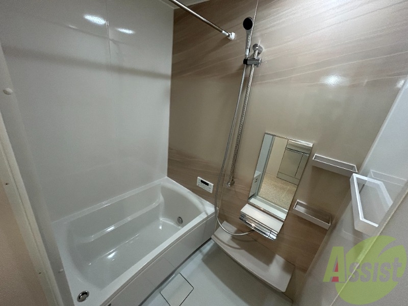 バス・シャワールーム　浴室は広めなのでゆったり落ち着けそうですね。