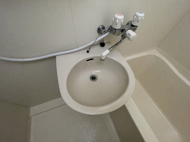 洗面設備　明るい洗面所です