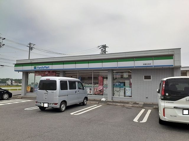 コンビニ　ファミリーマート鈴鹿住吉店（コンビニ）まで240m