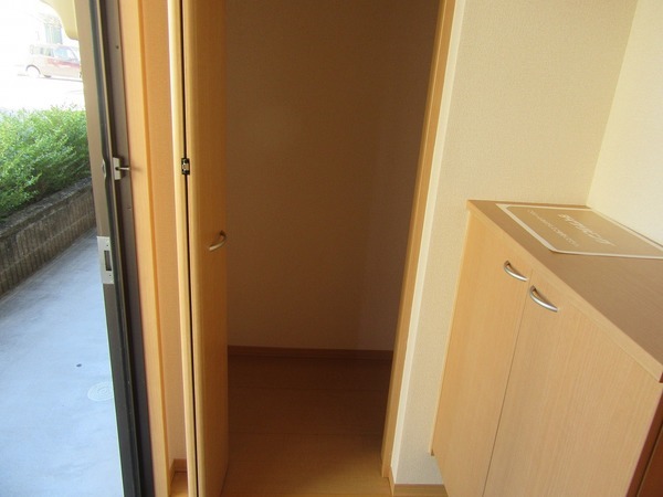 玄関　同物件別部屋