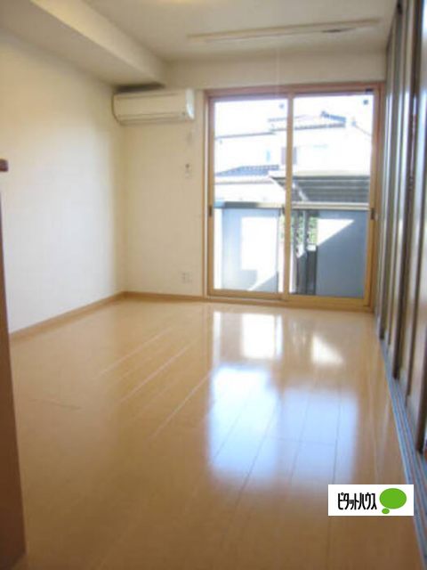 居室・リビング　同物件別部屋