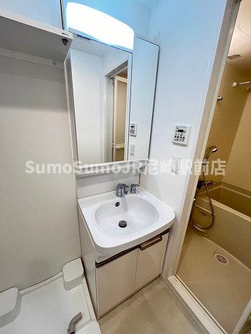 洗面設備　独立洗面台、小物を置くことができて便利です