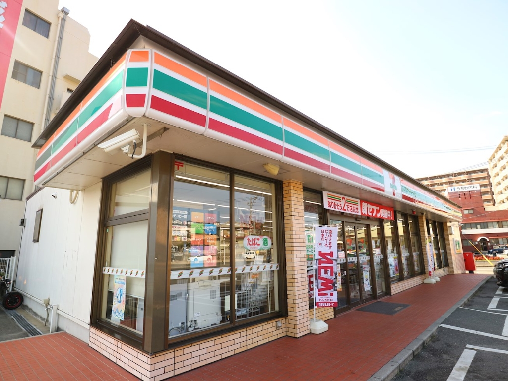 コンビニ　セブンイレブン（コンビニ）まで550m