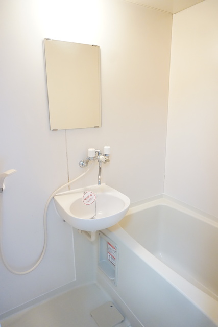 バス・シャワールーム　手洗いボウル付きのバスルームです☆