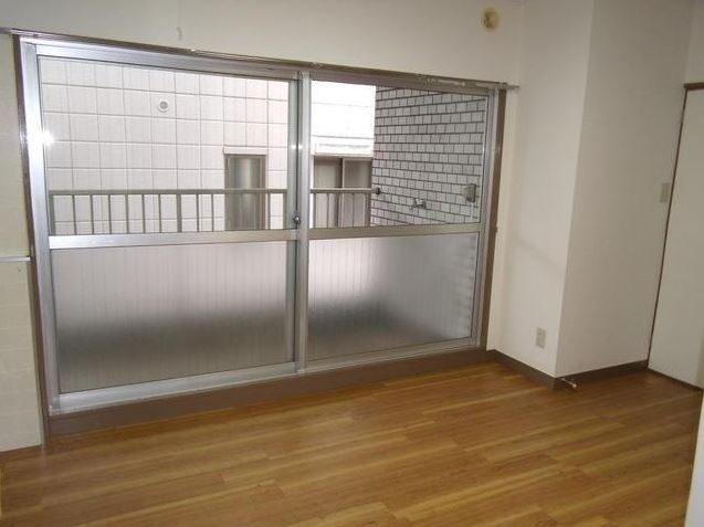 居室・リビング　大きな窓から陽が差し込むお部屋