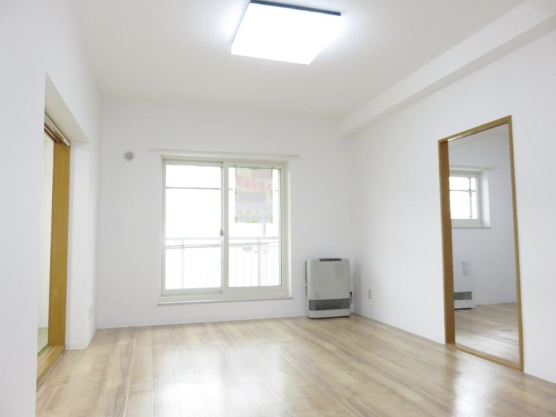 居室・リビング　天井の高い造りです。