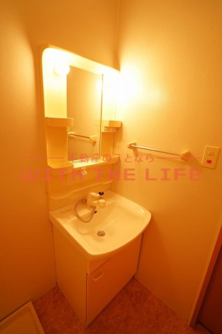 洗面設備　独立洗面台、小物を置くことができて便利です