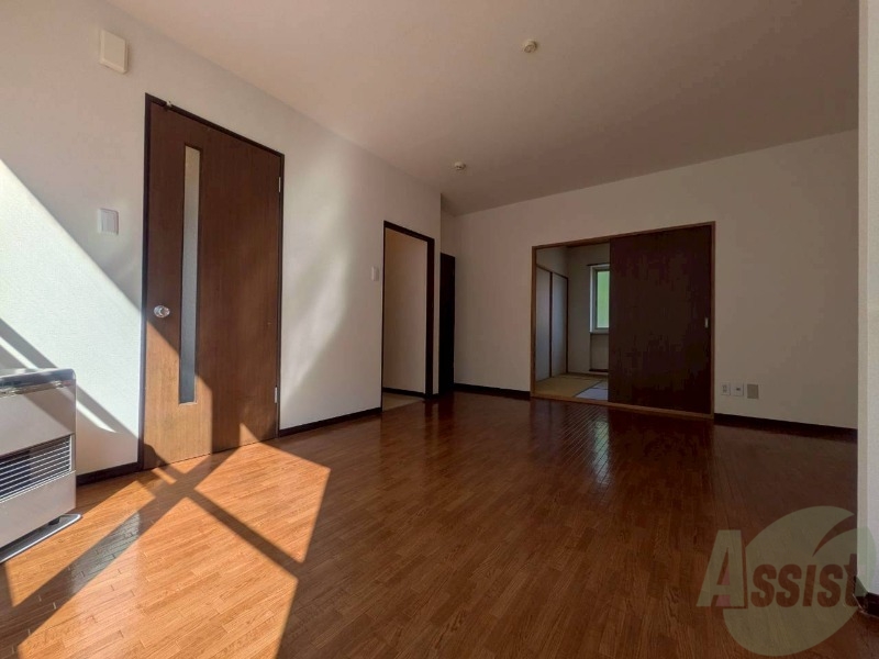 居室・リビング　リビングです。戸を開けるとより開放的ですね。