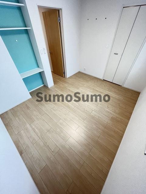 その他部屋・スペース　落ち着いた色調の寝室です