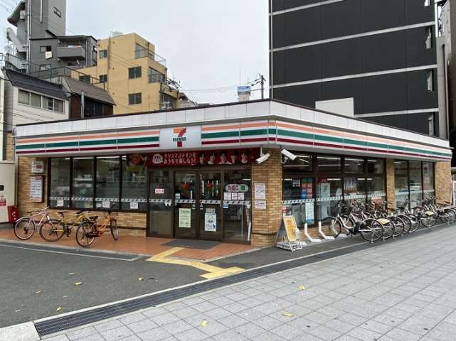 コンビニ　セブンイレブン（コンビニ）まで208m