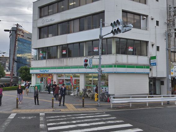 コンビニ　ファミリーマート（コンビニ）まで821m