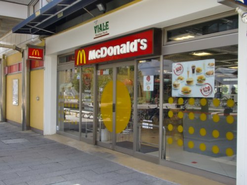 飲食店　マクドナルド 六甲アイランド店（飲食店）まで392m