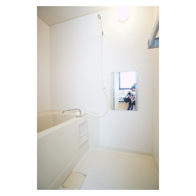 バス・シャワールーム　鏡付きバスルーム