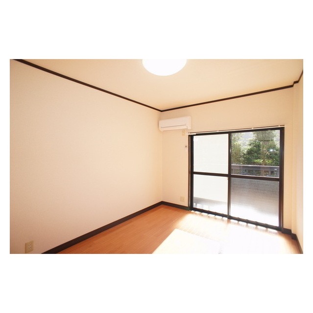 居室・リビング　明るい日差しの室内