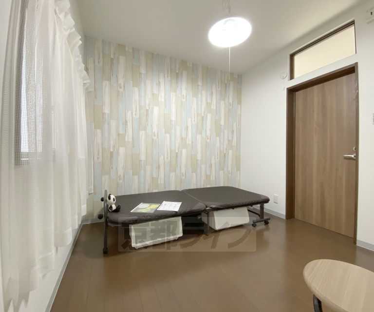 居室・リビング　家具付きの全３室のシャアハウスの２階のお部屋です。京都...