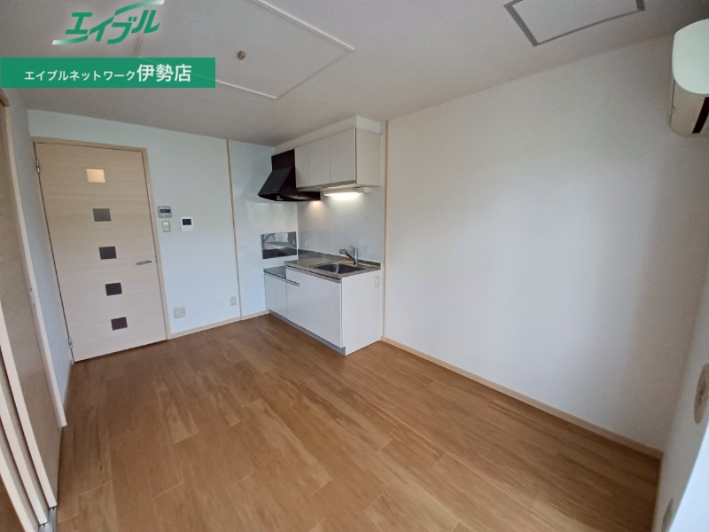 居室・リビング　別部屋反転写真です