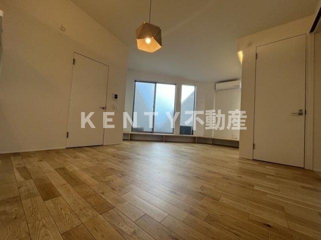 その他部屋・スペース　落ち着いた色調の寝室です