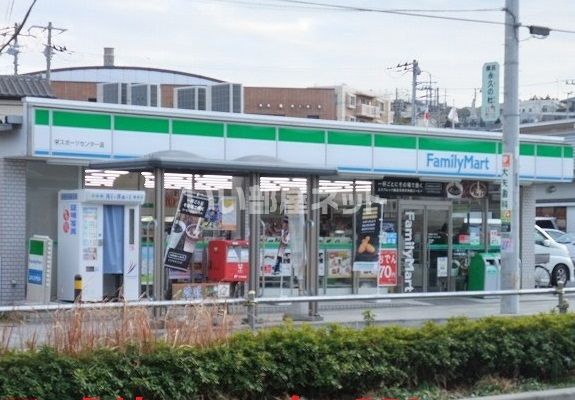 コンビニ　ファミリーマート 栄スポーツセンター店（コンビニ）まで848m