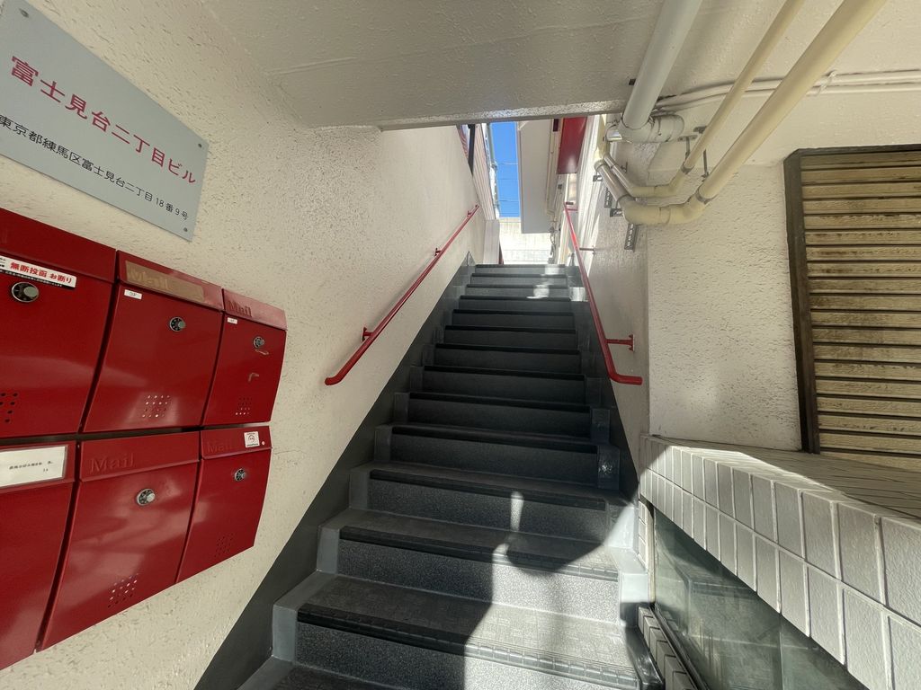 エントランス　階段