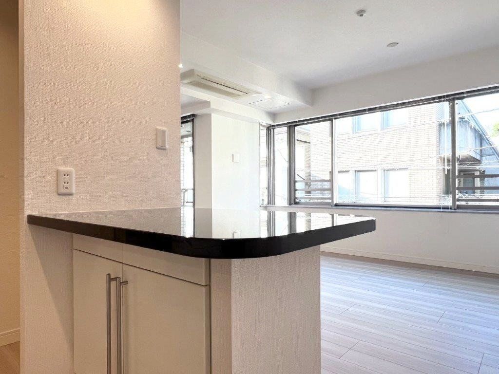 キッチン　キッチン背面にカウンター付です。